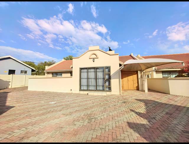 3 BEDROOM TOWNHOUSE FOR SALE IN VAALPARK